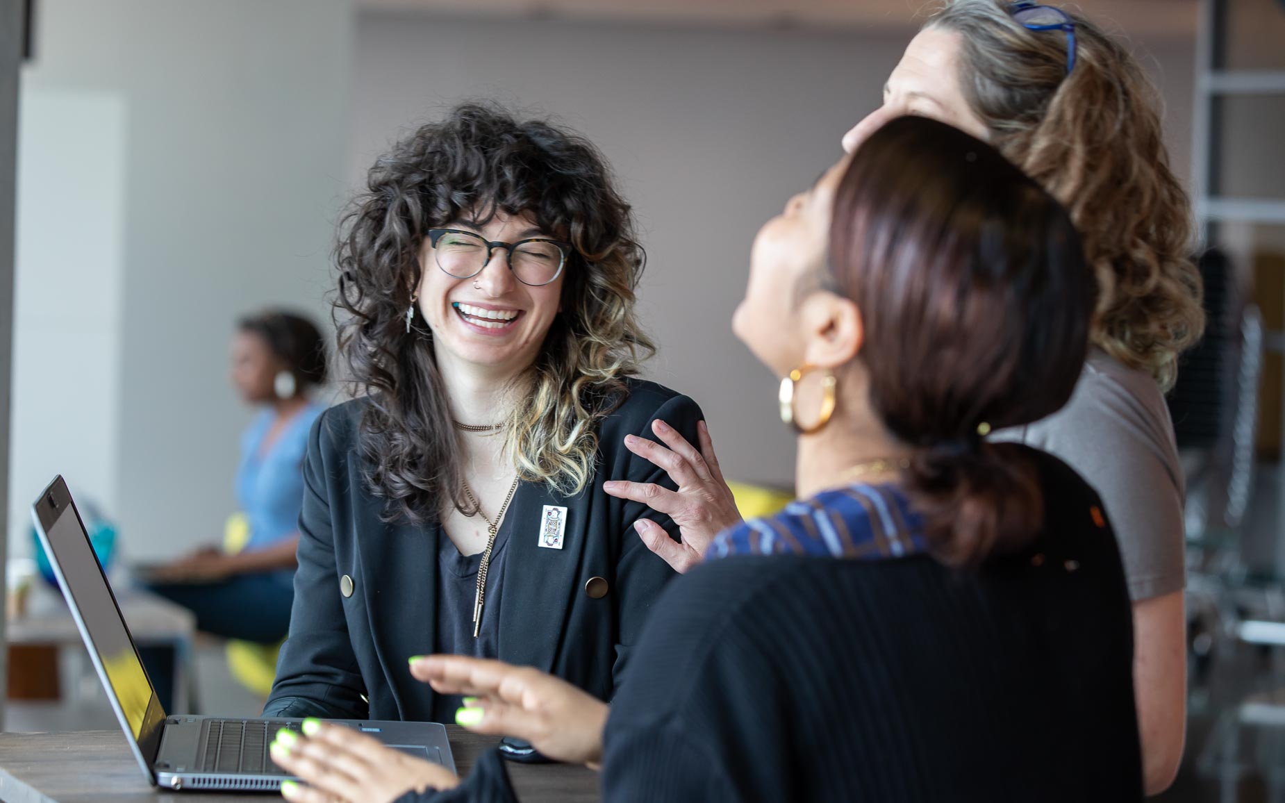 woman_laughs_with_friends